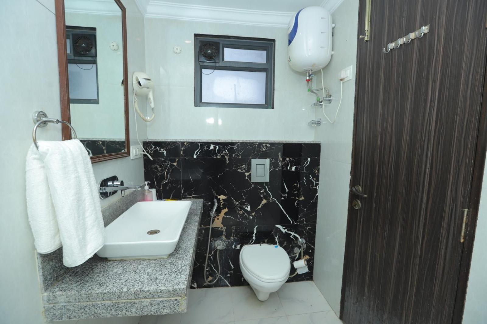 Hotel Airport Vijay Palace Near Aerocity Delhi Airport 4*